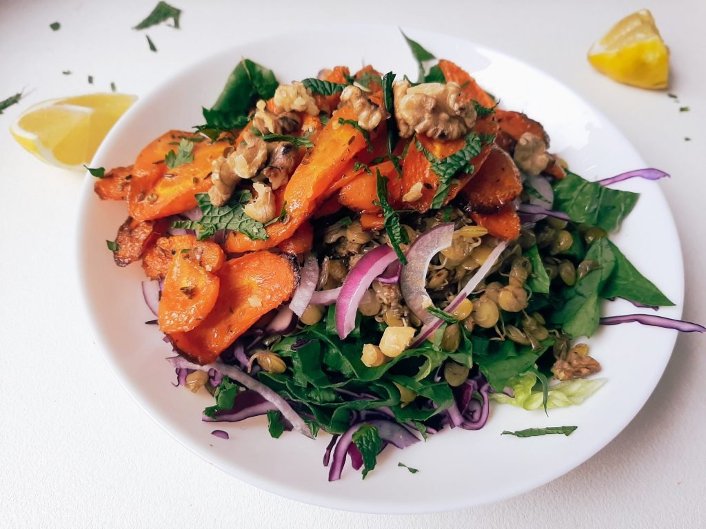 Marokietiškos kepintų morkų ir daigintų lęšių salotos